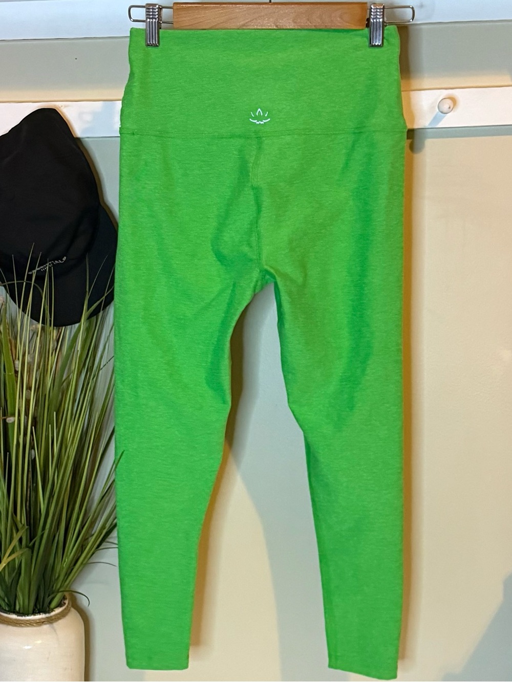 Beyond Yoga Spacedye Leggings Size Large 
Green Heather approx 25” Inseam 🔥 EUC